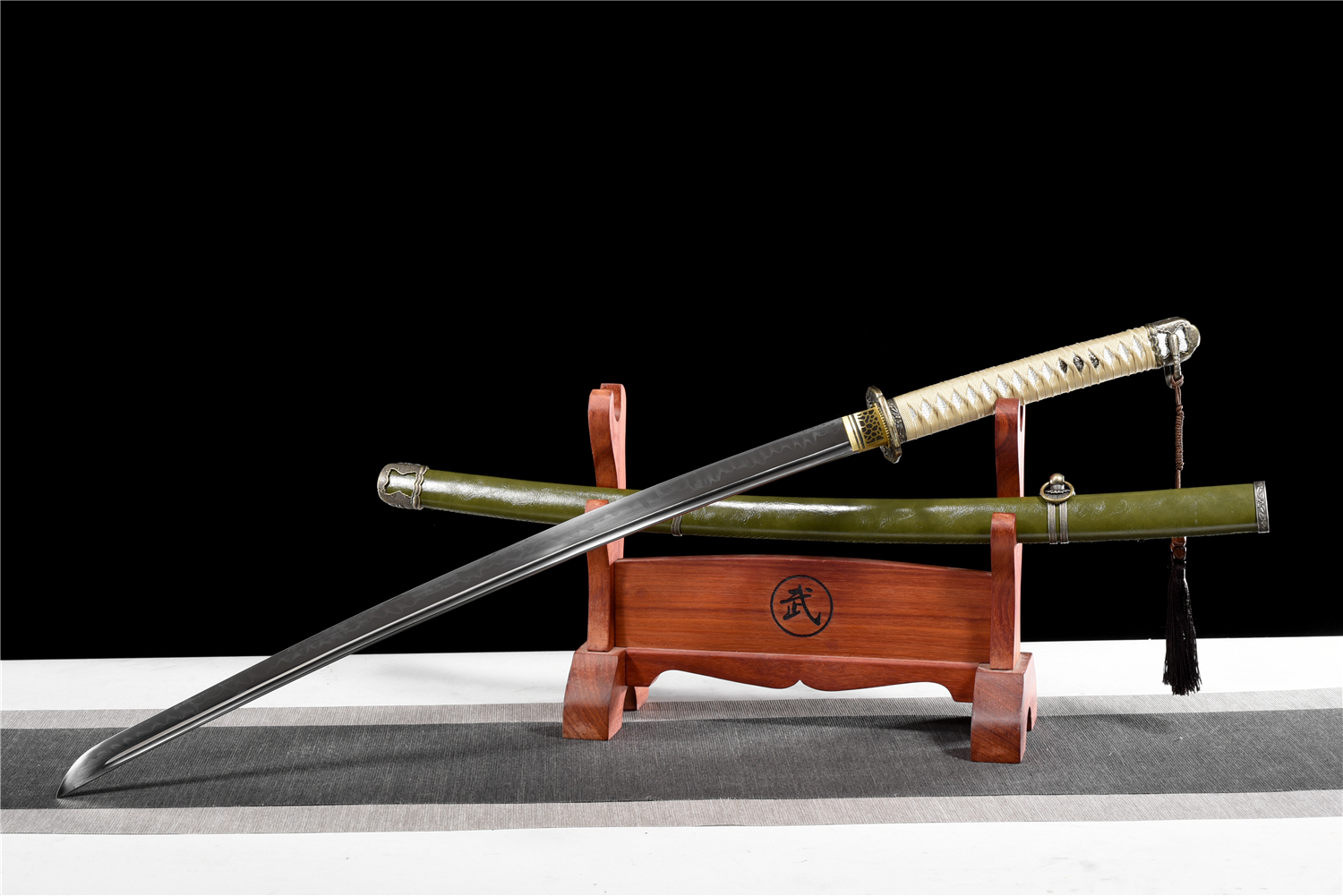 『98式第二次世界大戦指揮刀』T 10焼刃 武具　刀装具　日本刀　模造刀 軍刀 98式二战指挥刀》T10烧刃款- 刀剑产品网